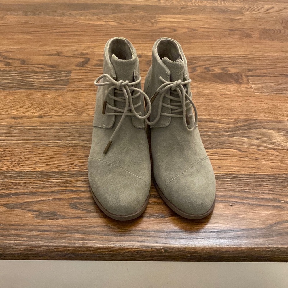 Tom’s Hyde Vetiver Grey Suede Booties